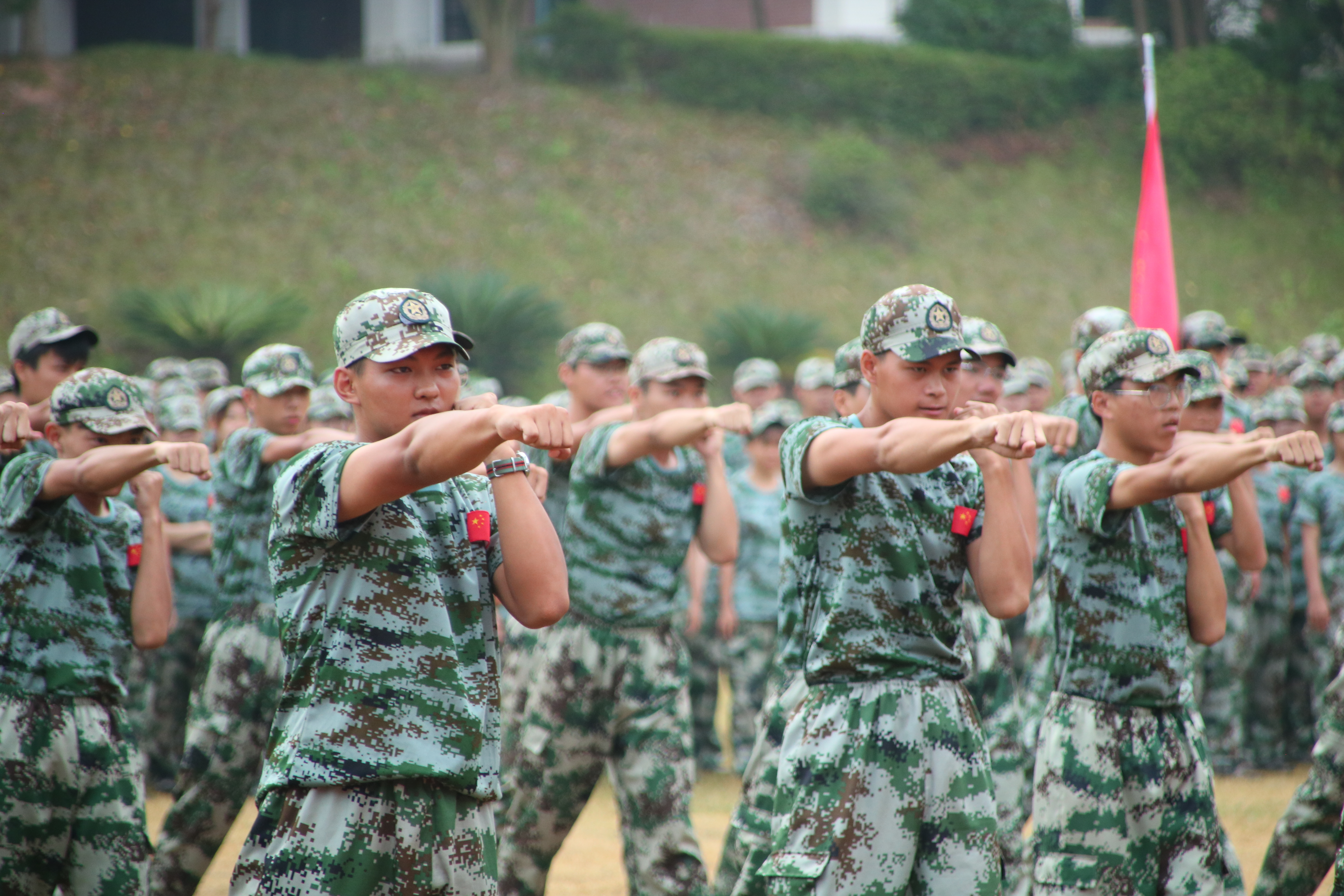 廣州華立科技職業(yè)學院云浮校區(qū)隆重舉行2021級新生軍訓總結表彰大會暨新生開學典禮